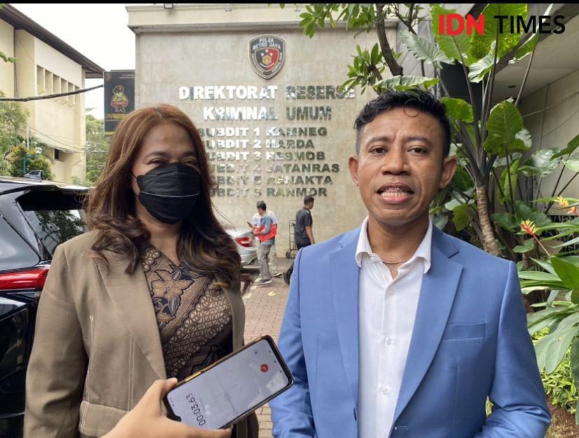 Pengacara Amanda Mantovani dan Yansen Ohoirat di Polda Metro, Rabu (23/4/2025). (IDN Times/Irfan Fathurohman)