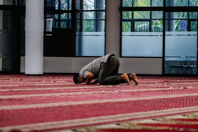 Potret umat Islam menjalankan ibadah salat (unsplash.com/aldrinrachmanpradana)