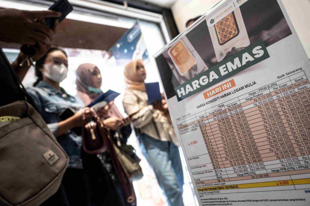 Warga mencari informasi ketersediaan emas Antam di Butik Emas Logam Mulia Antam kompleks DP Mall, Semarang, Jawa Tengah, Senin (14/4/2025). (ANTARA FOTO/Aprillio Akbar)