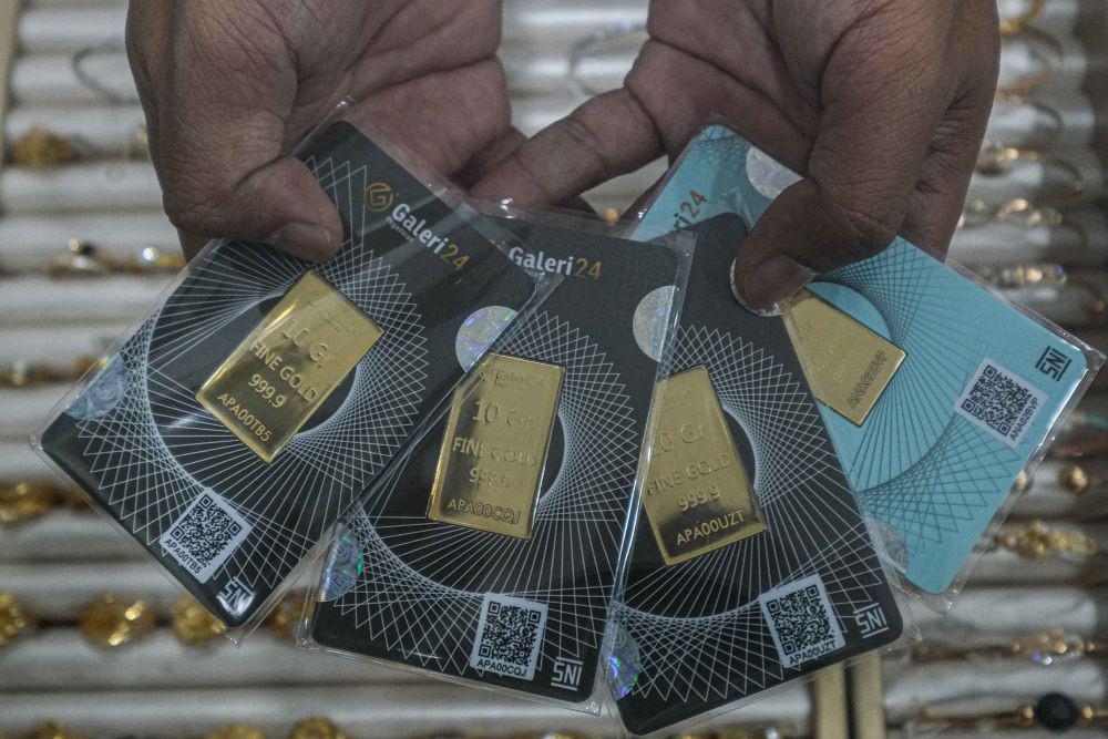 Pramuniaga menunjukkan emas jenis Galeri 24 yang dijual di kantor cabang Pegadaian Kendari, Sulawesi Tenggara, Selasa (15/4/2025). (ANTARA FOTO/Andry Denisah)