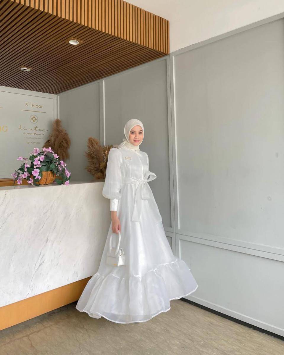 OOTD hijab dengan dress dan blus satin ala Vina Maulina (instagram.com/vinamaulina)