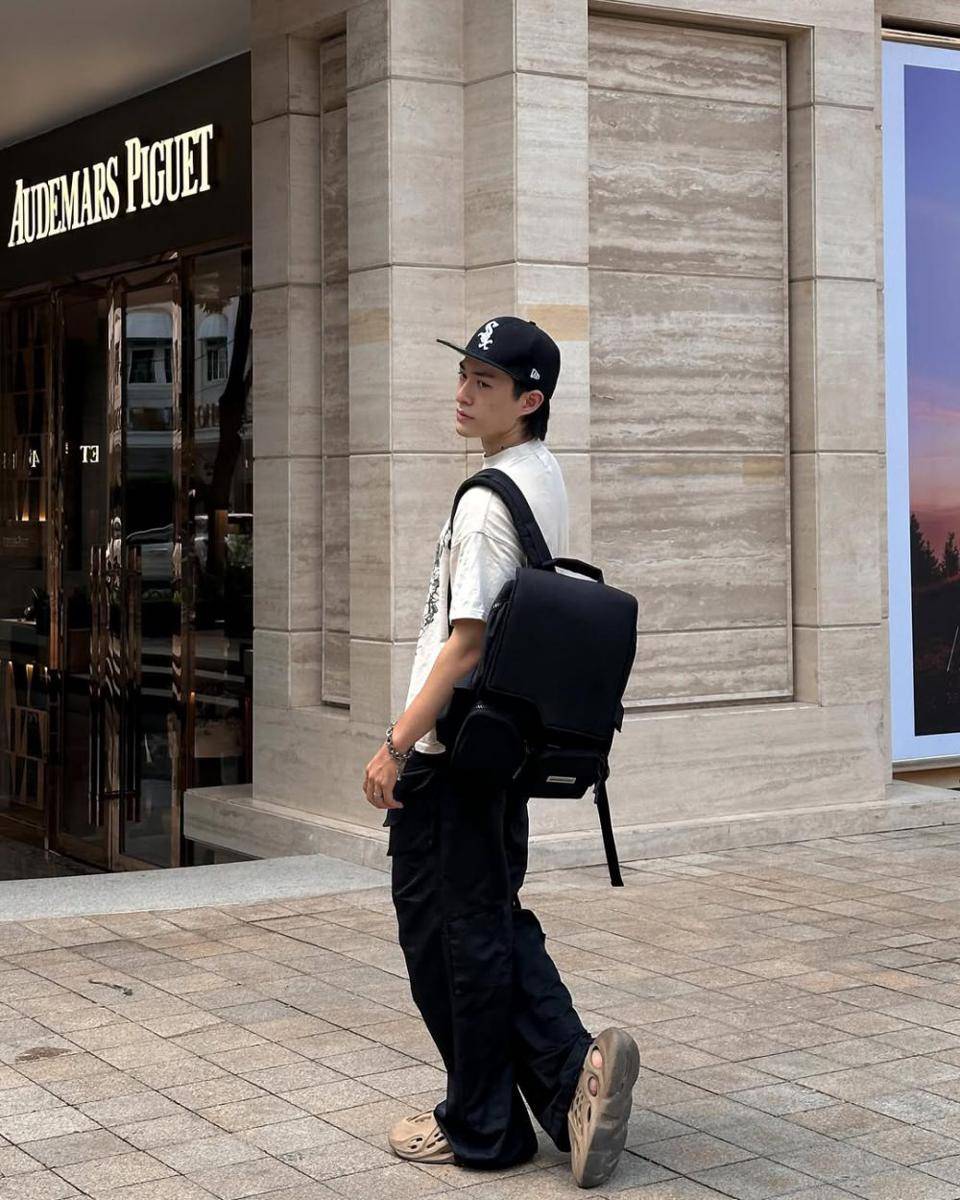 OOTD cowok pakai backpack (instagram.com/minhtan.thtr)