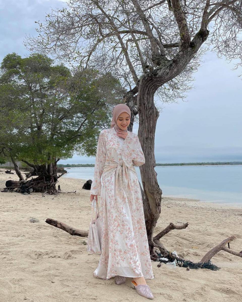 OOTD hijab dengan dress dan blus satin ala Vina Maulina (instagram.com/vinamaulina)