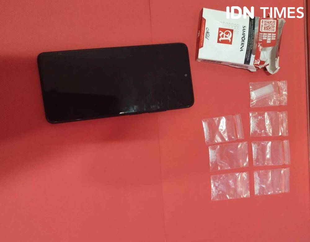 Barang bukti yang diamankan dari tangan tersangka YW (IDN Times/Ervan)