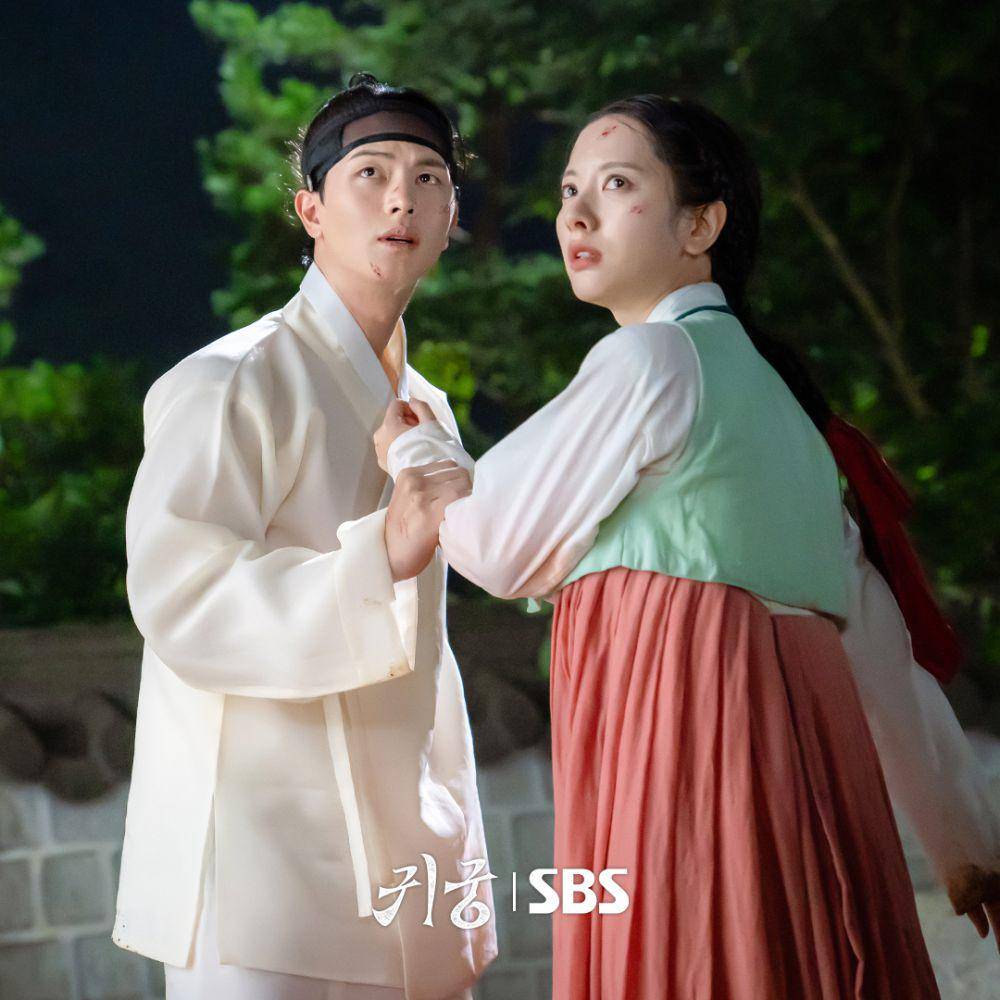 Yook Sung Jae dan Bona WJSN di The Haunted Palace (dok. SBS/The Haunted Palace)