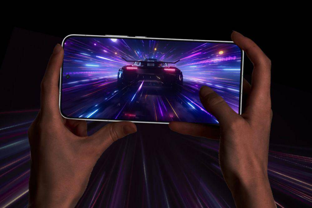 ilustrasi bermain game dengan HONOR GT Pro (honor.com)