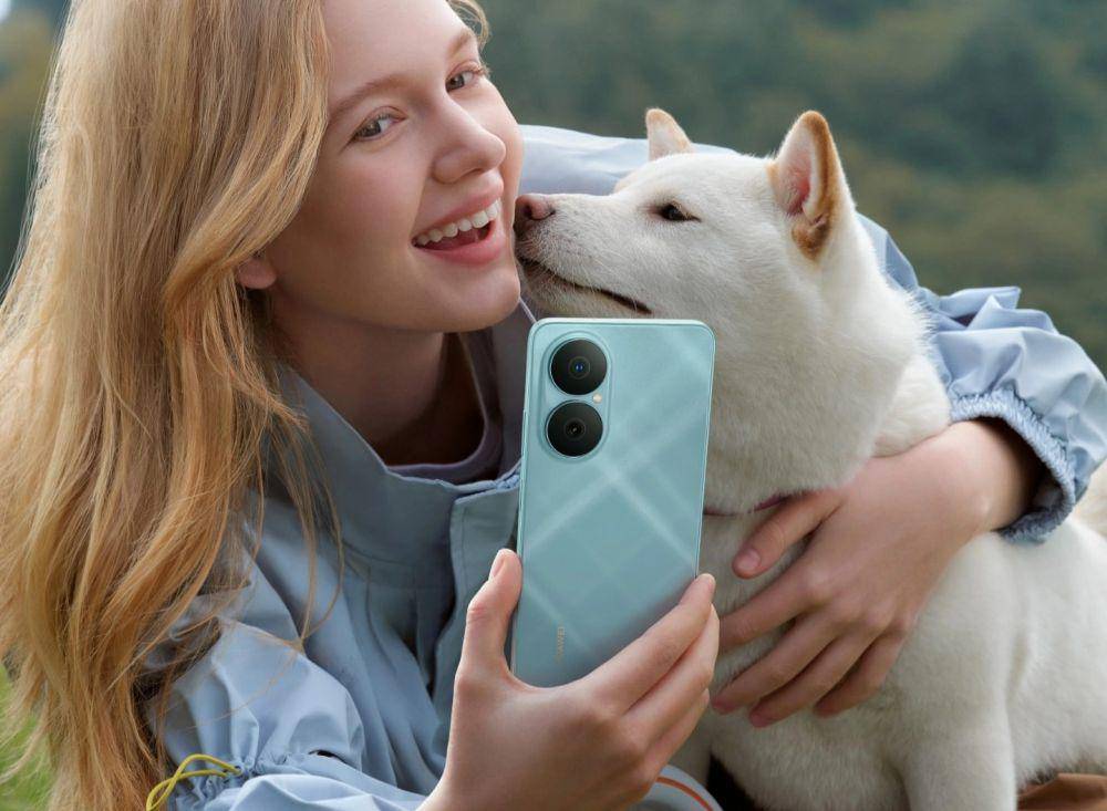 Seseorang memegang HUAWEI Enjoy 80. (huawei.com)