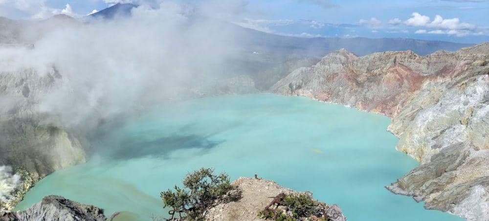 foto Danau Kawah Ijen asam di Indonesia (Alijourney/Ijen UNESCO Global Geopark)