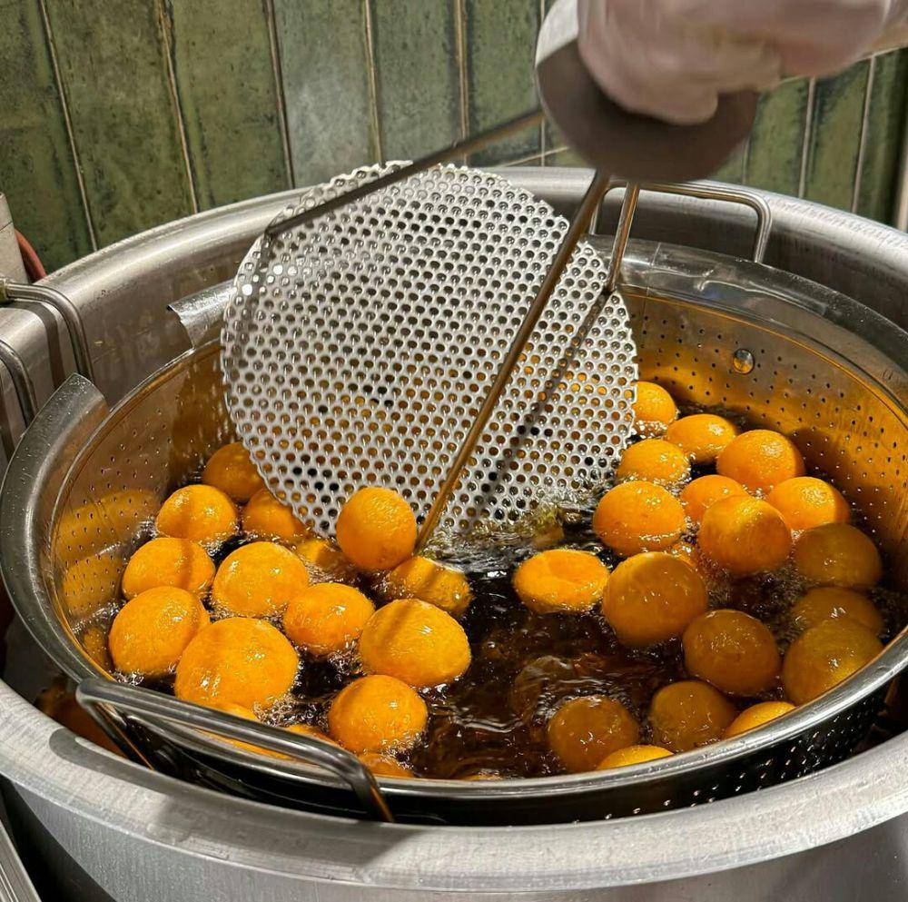 sweet potato balls (instagram.com/taladthaibanana)