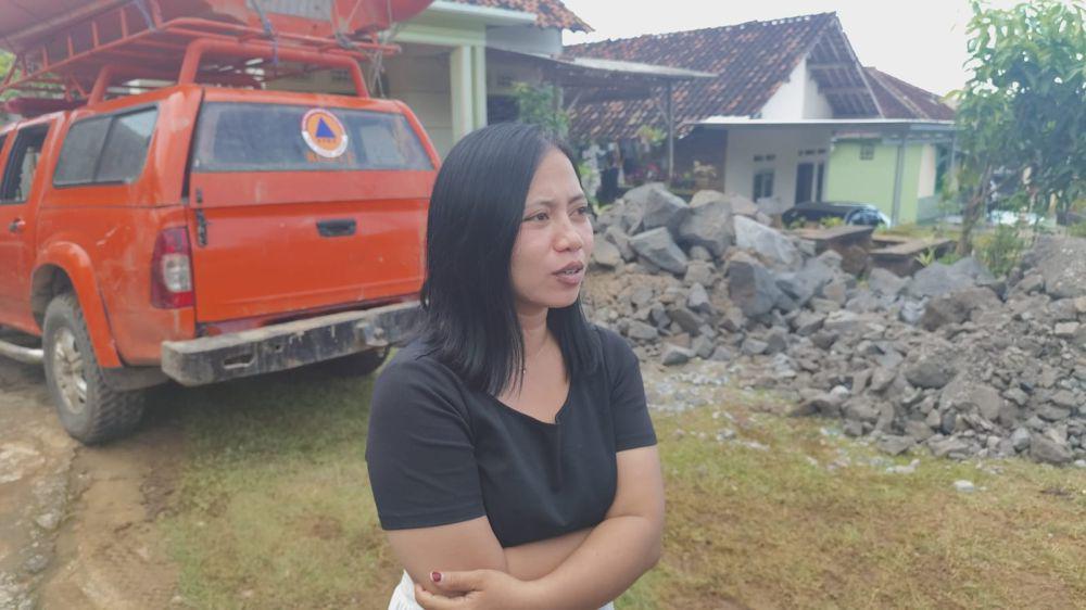 Lia, penghuni rumah kontrakan di Kemiling, Bandar Lampung yang tertimpah pohon. (IDN Times/Muhaimin)