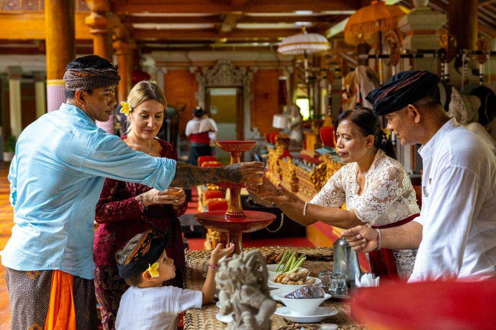 Wisatawan yang berkunjung ke kawasan The Nusa Dua Bali. (dok. ITDC)