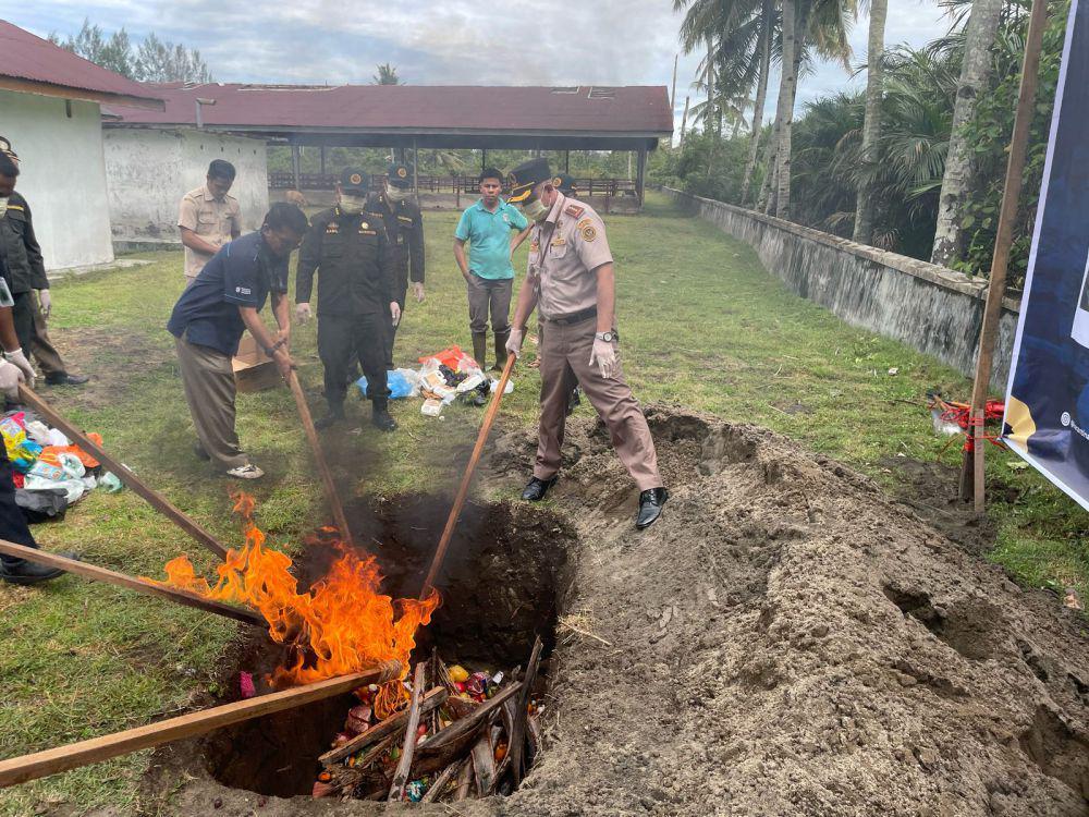 Barantin Sumbar Musnahkan Buah dan Daging Ilegal Tanpa Dokumen Lengkap