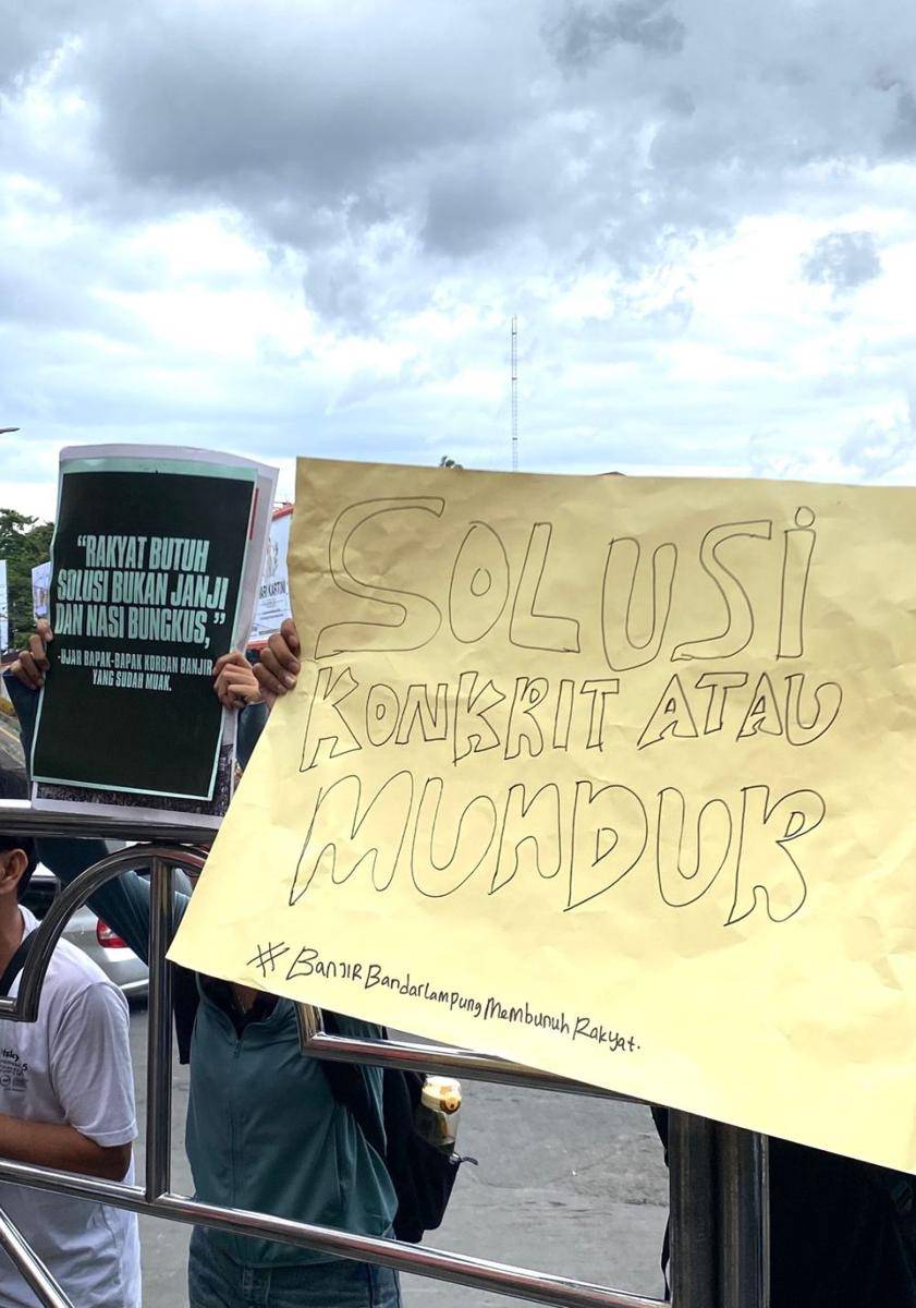 Para aktivis yang gelar aksi di depan kantor Pemkot Bandar Lampung. (IDN Times/istimewa)