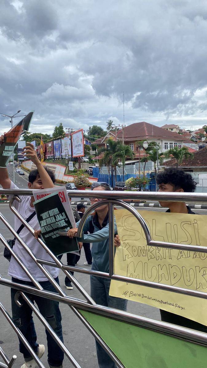 Para aktivis yang gelar aksi di depan kantor Pemkot Bandar Lampung. (IDN Times/istimewa)