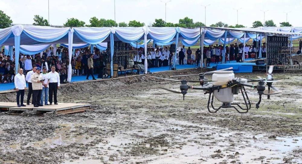 Momen Prabowo Kaget saat Semai Padi Pakai Drone di Ogan Ilir