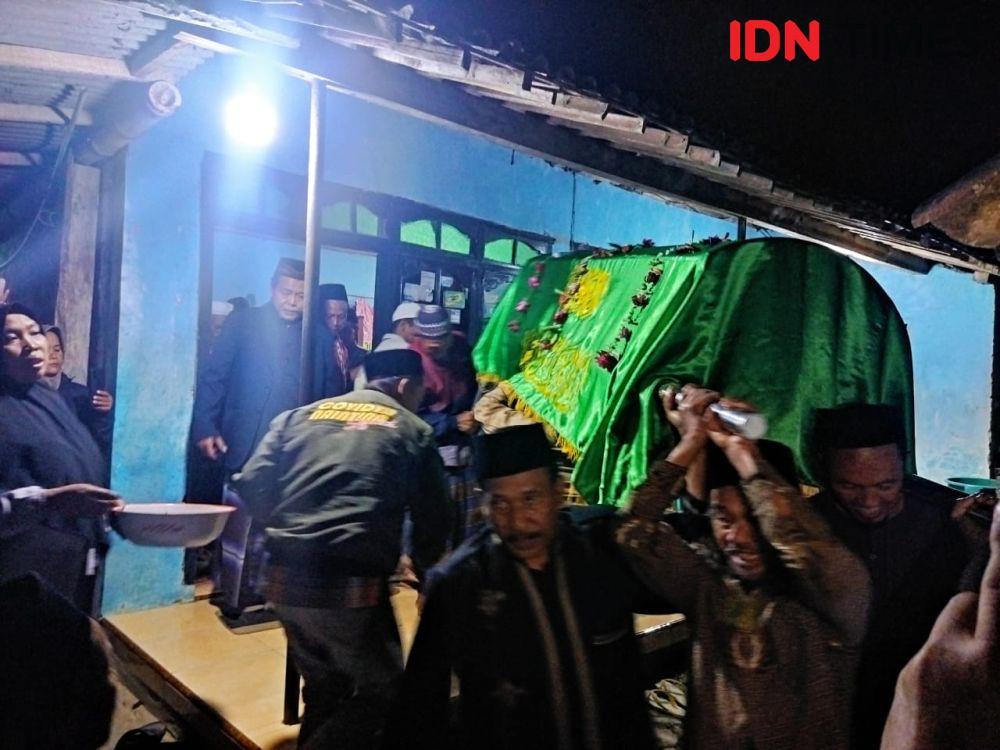 Suasana Haru Mengiringi Pemakaman Mbok Yem