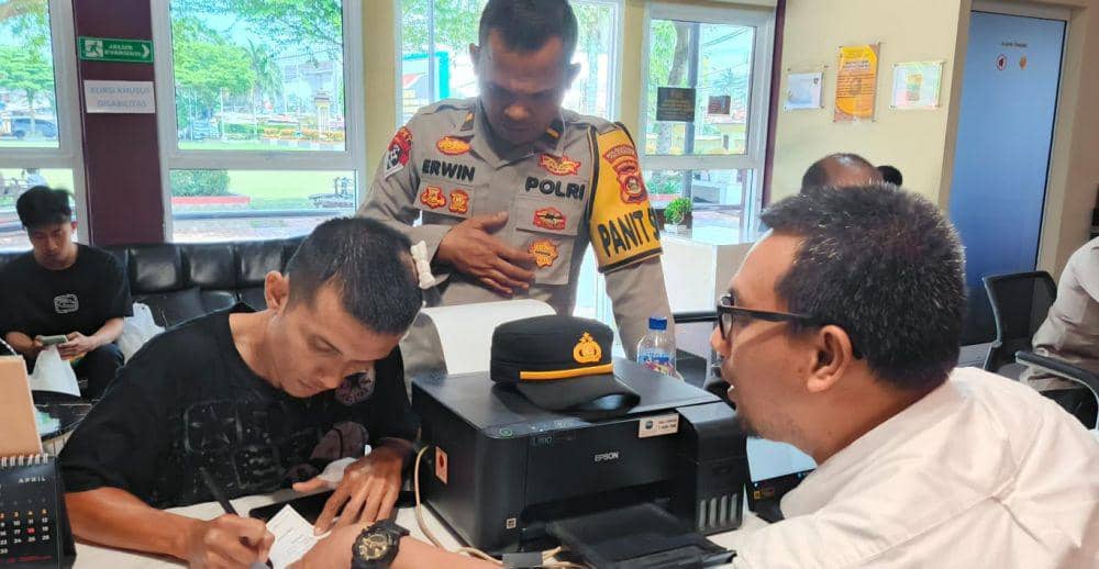 Korban Rendi saat melapor di SPKT Polrestabes Palembang usai diserang oleh tetangga (Dok: Polrestabes Palembang)