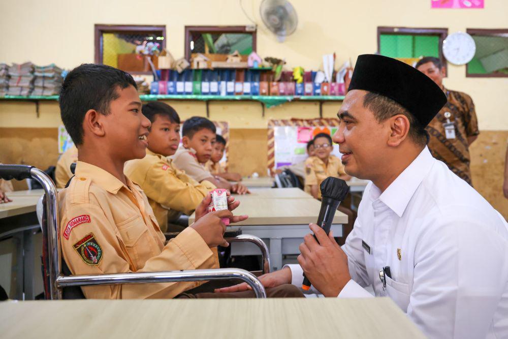 Gus Yasin Cek Program Dokter Spesialis Keliling,Tekankan Skrining
