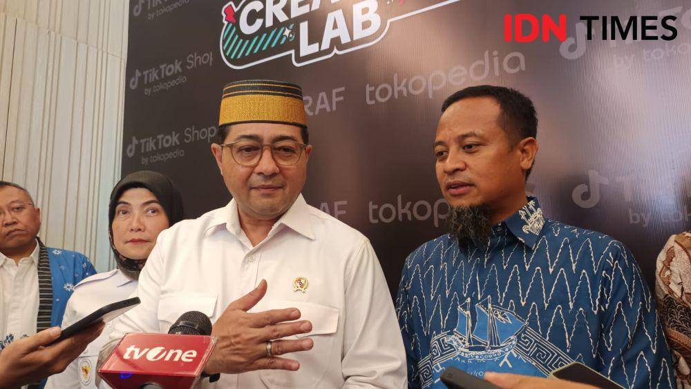 Menteri Pariwisata dan Ekonomi Kreatif, Teuku Riefky Harsya, memberi sambutan dalam peluncuran Creators Lab: Emak-Emak Matic di Hyatt Place Makassar, Rabu (23/4/2025). (IDN Times/Asrhawi Muin)