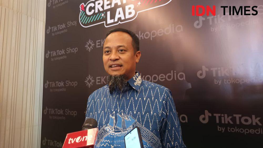 Gubernur Sulawesi Selatan, Andi Sudirman Sulaiman, memberi keterangan pers di sela kegiatan Creators Lab: Emak-Emak Matic di Hyatt Place Makassar, Rabu (23/4/2025). (IDN Times/Asrhawi Muin)