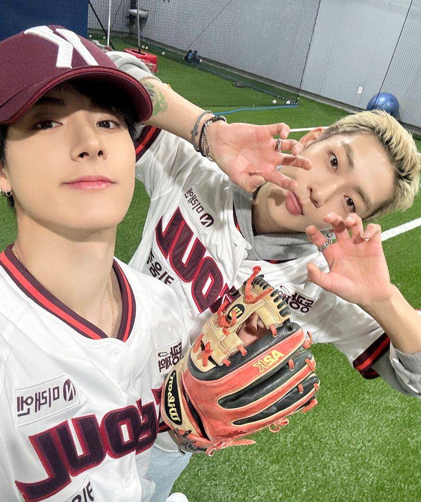 potret Kevin dan Eric THE BOYZ (dok. Soompi)