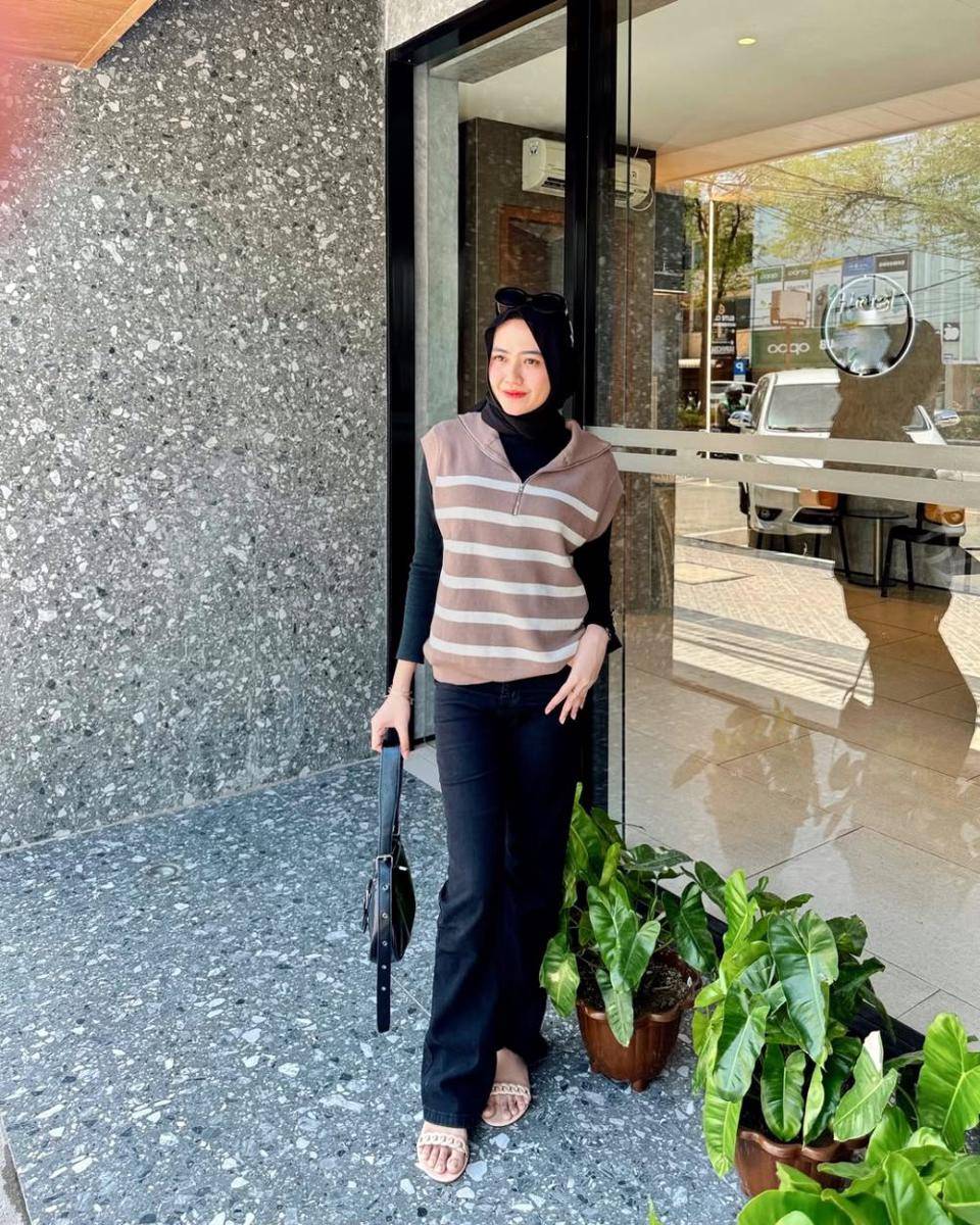 potret ide OOTD kasual hijab aksen stripe pattern ala Izzatul Jannah (instagram.com/izzatuljnh)