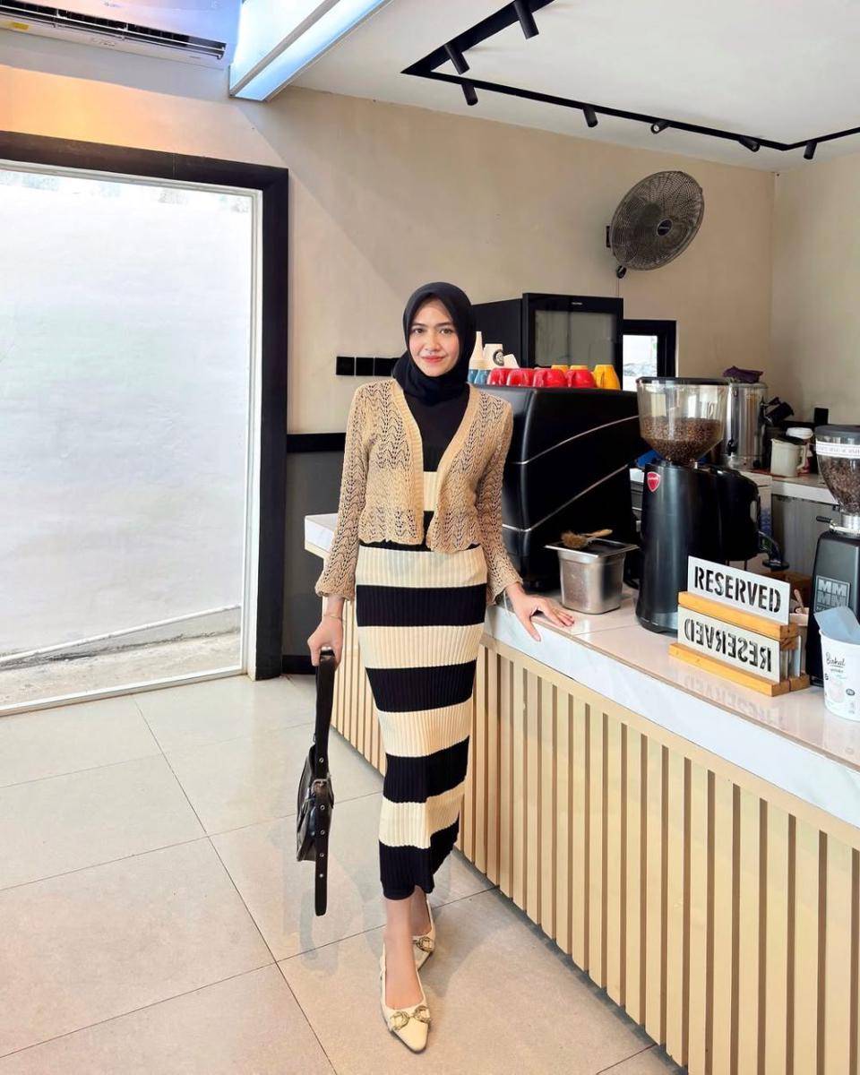 potret ide OOTD kasual hijab aksen stripe pattern ala Izzatul Jannah (instagram.com/izzatuljnh)