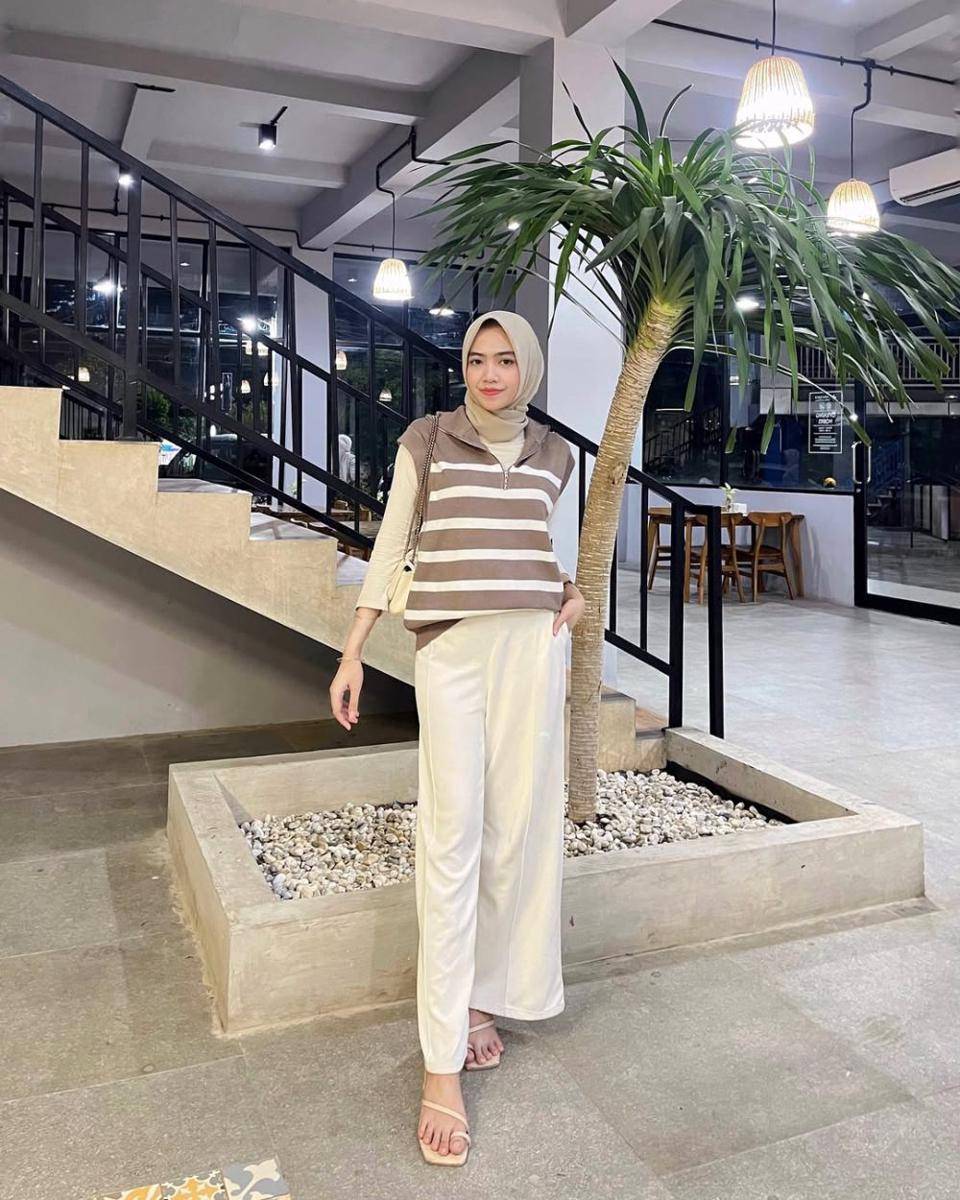 potret ide OOTD kasual hijab aksen stripe pattern ala Izzatul Jannah (instagram.com/izzatuljnh)