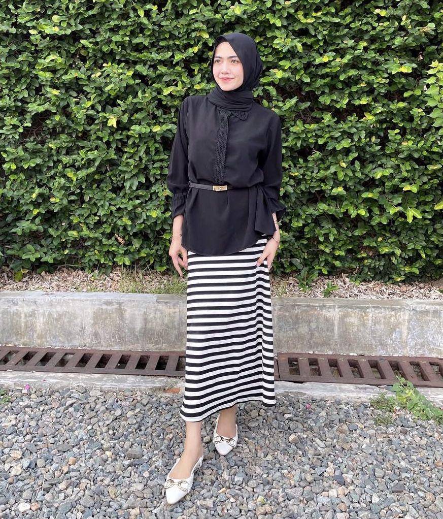potret ide OOTD kasual hijab aksen stripe pattern ala Izzatul Jannah (instagram.com/izzatuljnh)