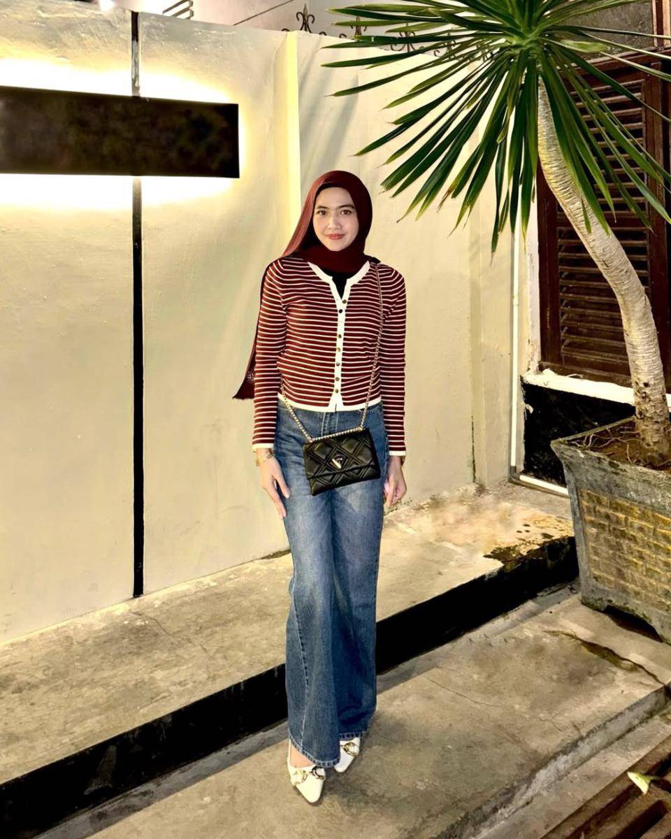 potret ide OOTD kasual hijab aksen stripe pattern ala Izzatul Jannah (instagram.com/izzatuljnh)