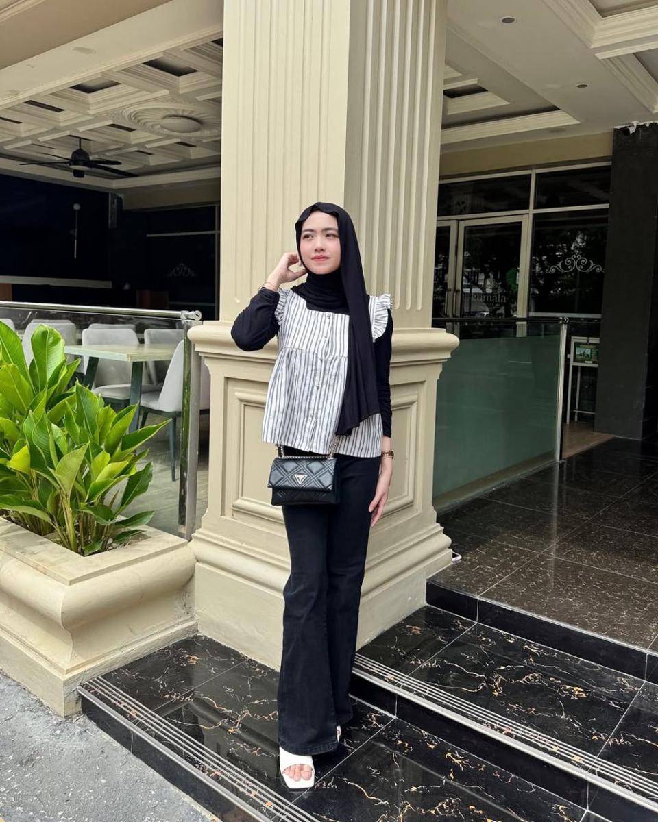 potret ide OOTD kasual hijab aksen stripe pattern ala Izzatul Jannah (instagram.com/izzatuljnh)