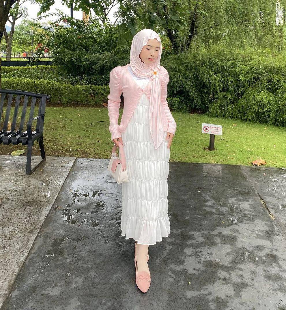 potret ide OOTD feminin nuansa pink ala Indriyani (instagram.com/indriyanii.se)