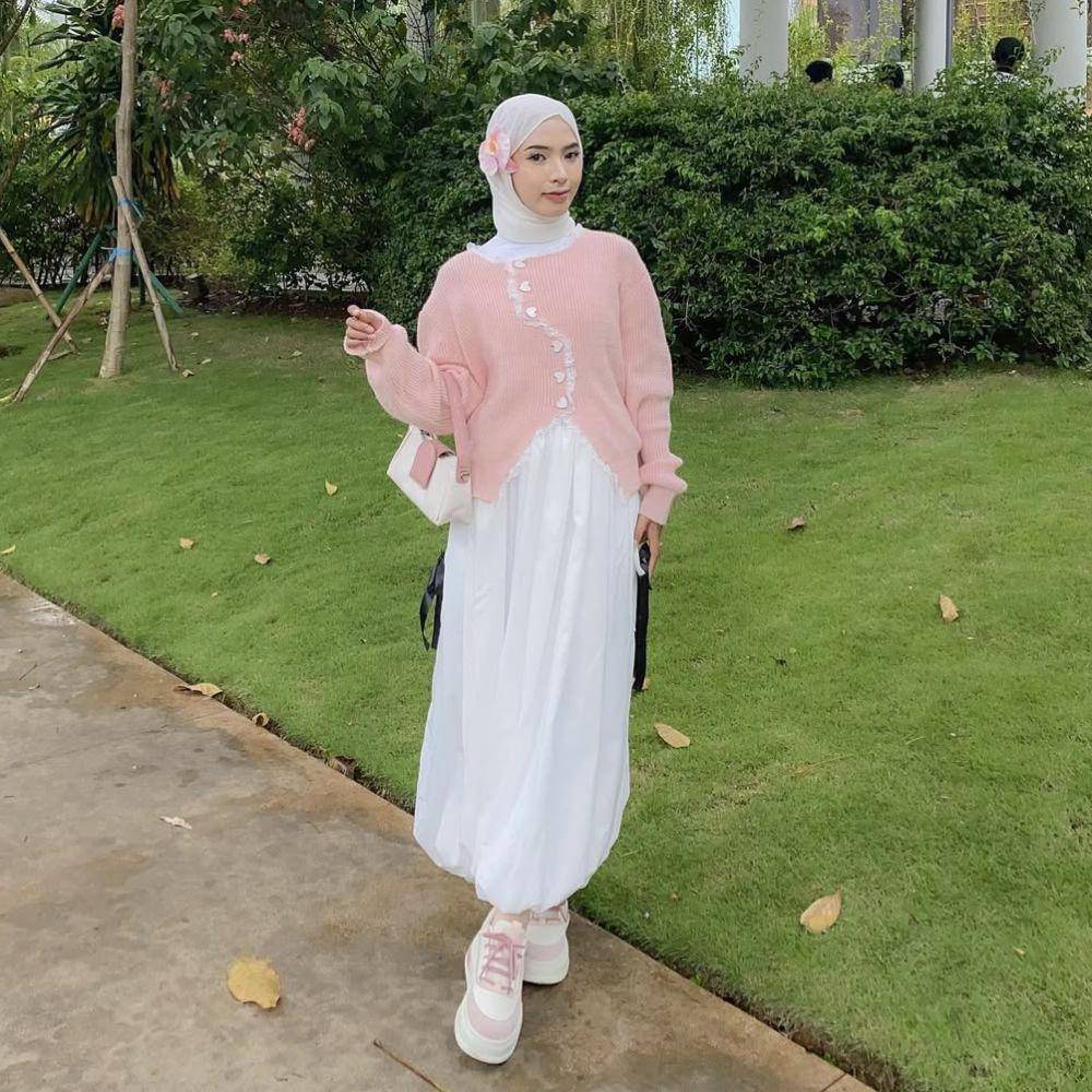 potret ide OOTD feminin nuansa pink ala Indriyani (instagram.com/indriyanii.se)