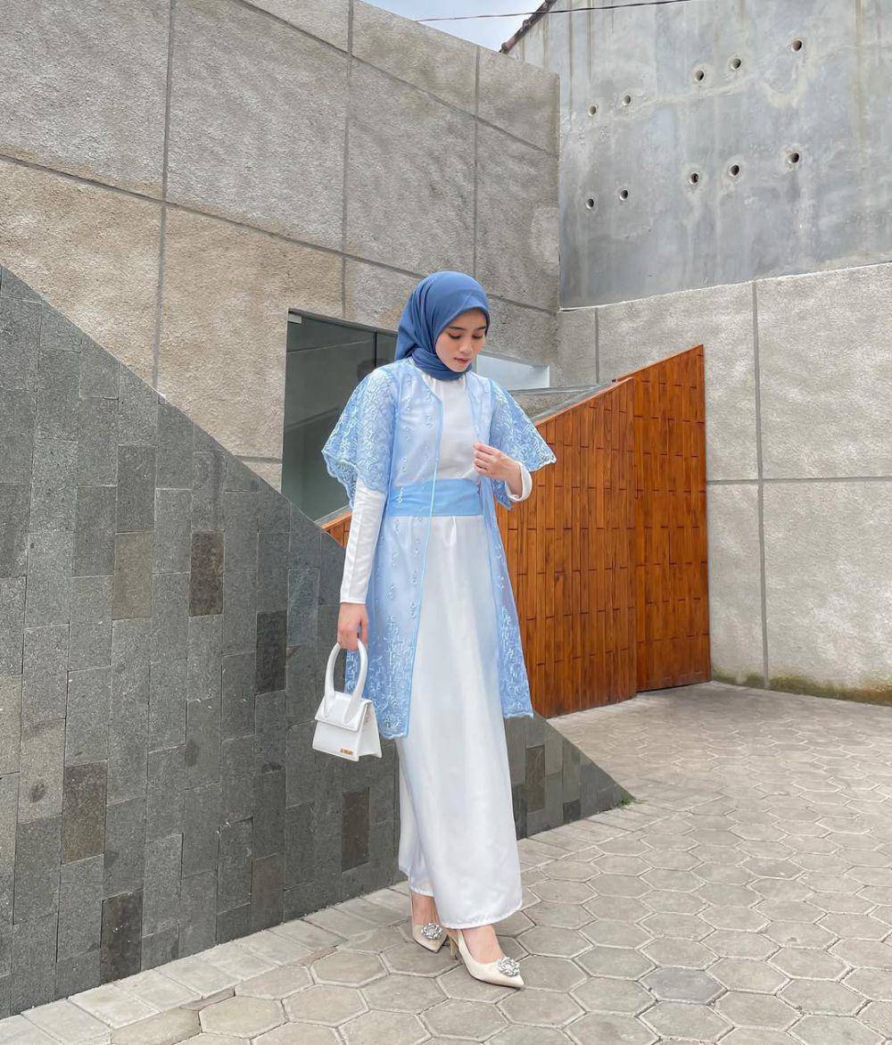 OOTD hijab dengan dress dan blus satin ala Vina Maulina (instagram.com/vinamaulina)