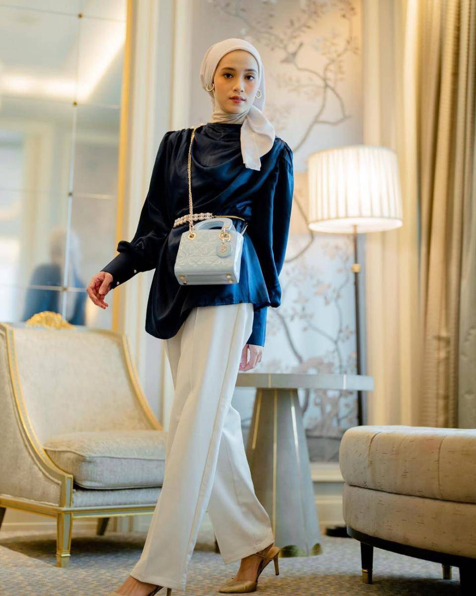 OOTD hijab dengan dress dan blus satin ala Vina Maulina (instagram.com/vinamaulina)