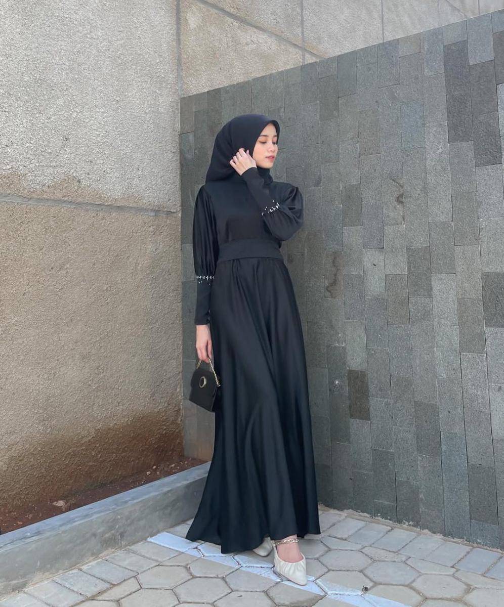 OOTD hijab dengan dress dan blus satin ala Vina Maulina (instagram.com/vinamaulina)