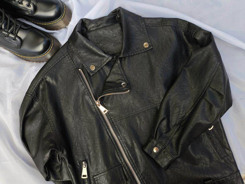 ilustrasi jaket kulit (unsplash.com/Anna Evans)