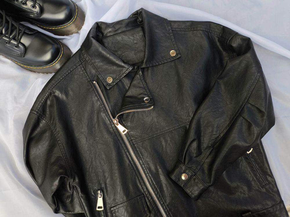 ilustrasi jaket kulit (unsplash.com/Anna Evans)