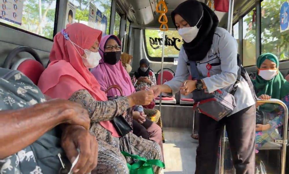 Petugas BRT Semarang melayani penumpang. (jatengprov.go.id)