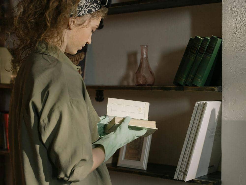 ilustrasi membersihkan rak buku (pexels.com/cottonbro studio)