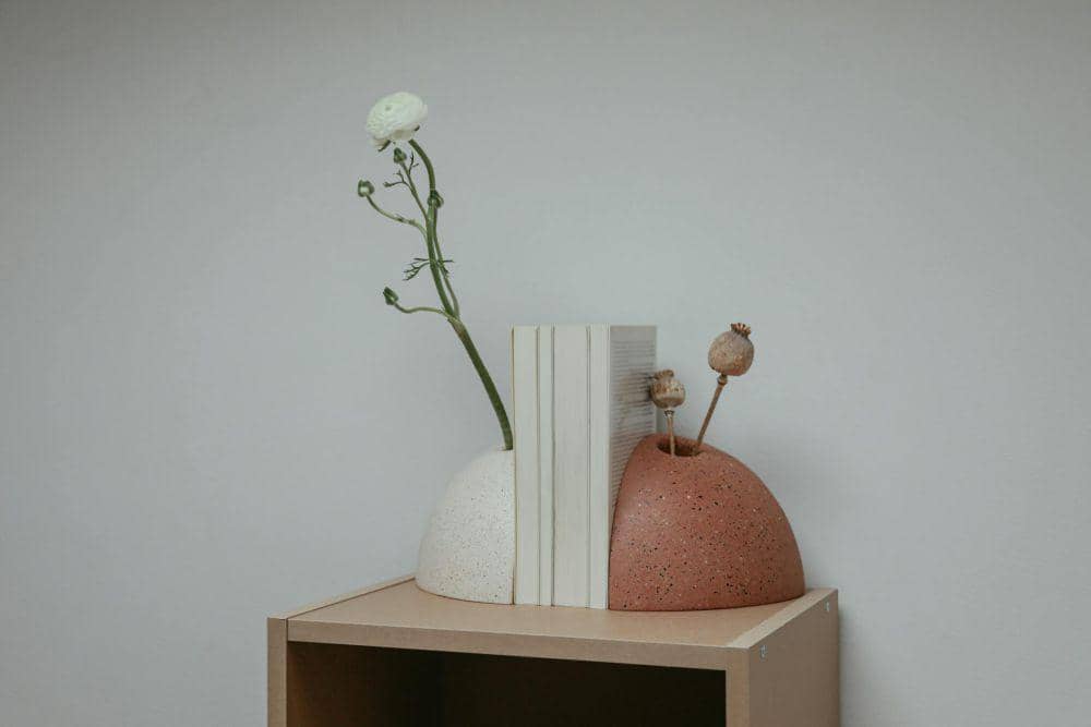 ilustrasi elemen dekorasi menggunakan buku (pexels.com/Cup of Couple)