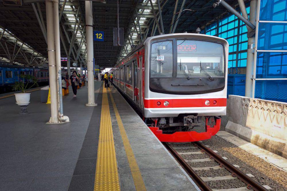ilustrasi commuter line (pexels.com/Didin Rachmawan N)