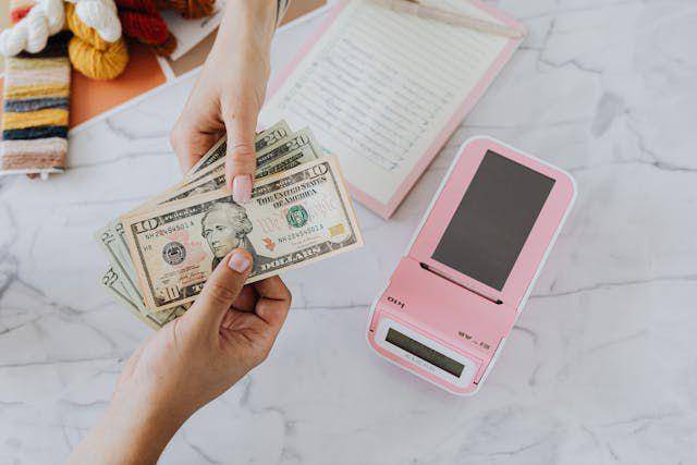 ilustrasi uang dollar (pexels.com/Photo By: Kaboompics.com)