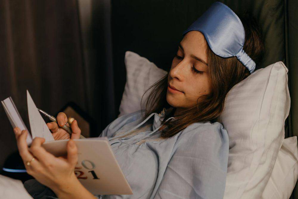 ilustrasi menulis jurnal sebelum tidur (pexels.com/Polina)