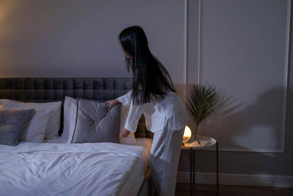 ilustrasi merapikan tempat tidur (pexels.com/cottonbro studio)