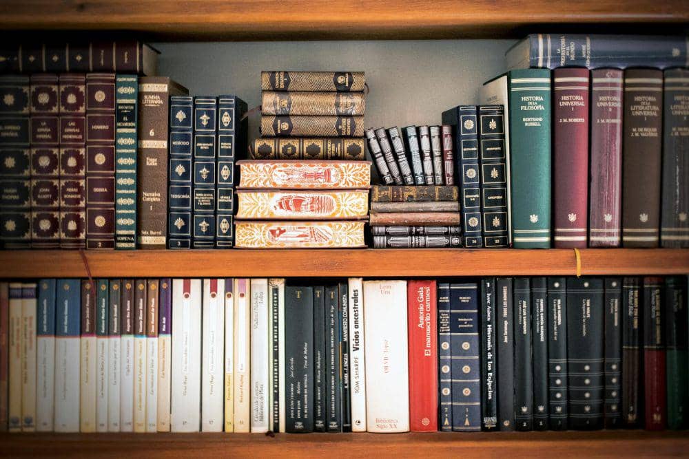ilustrasi rak buku (pexels.com/pixabay)