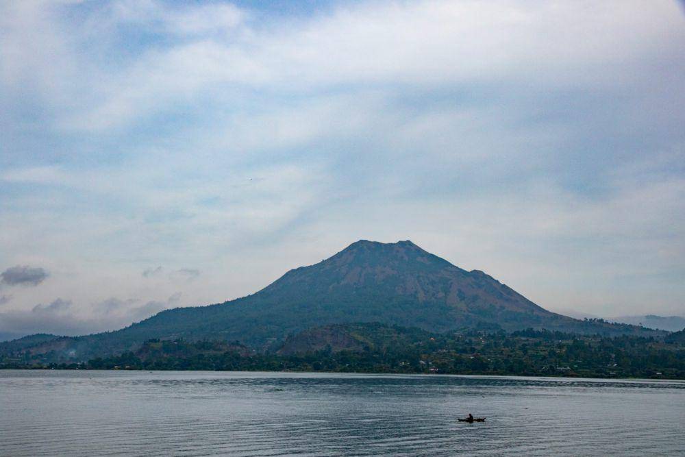 ilustrasi pemandangan gunung dan danau Batur (unsplash.com/Robin Canfield)