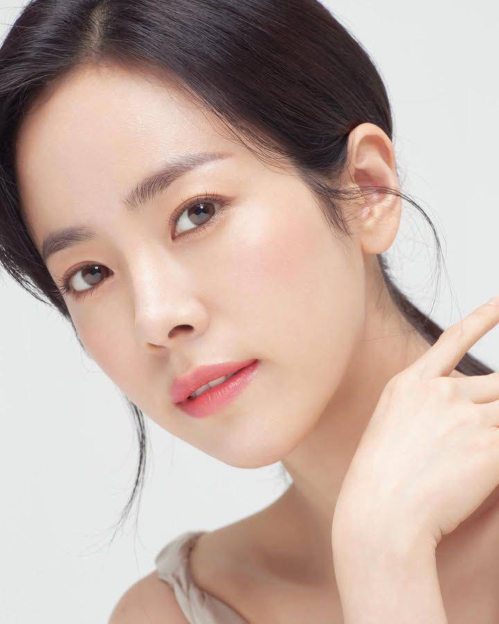 inspirasi makeup Han Ji Min (instagram.com/roma.emo)