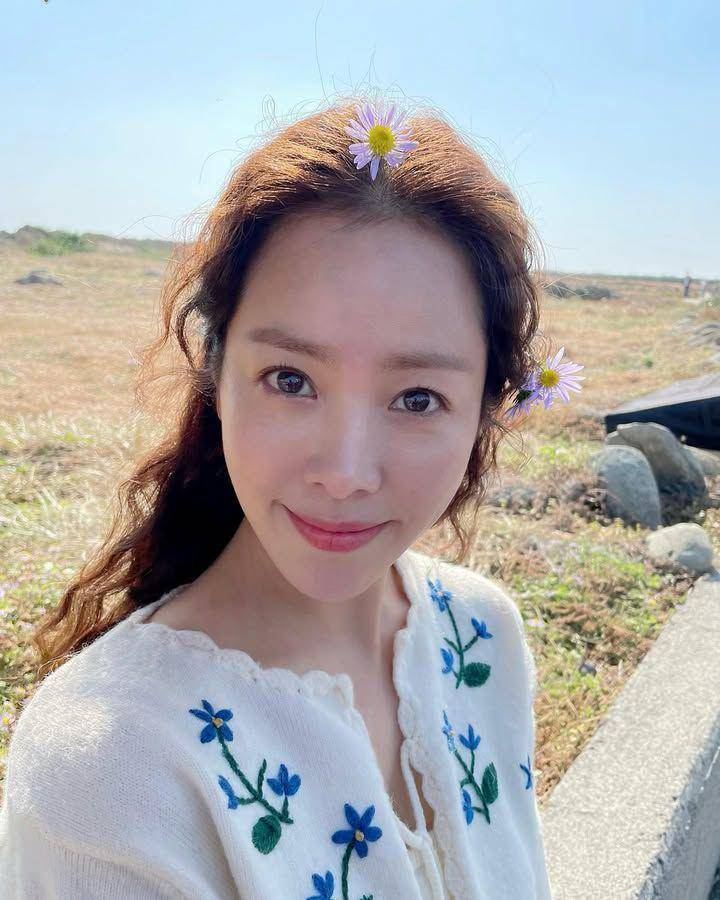 inspirasi makeup Han Ji Min (instagram.com/roma.emo)