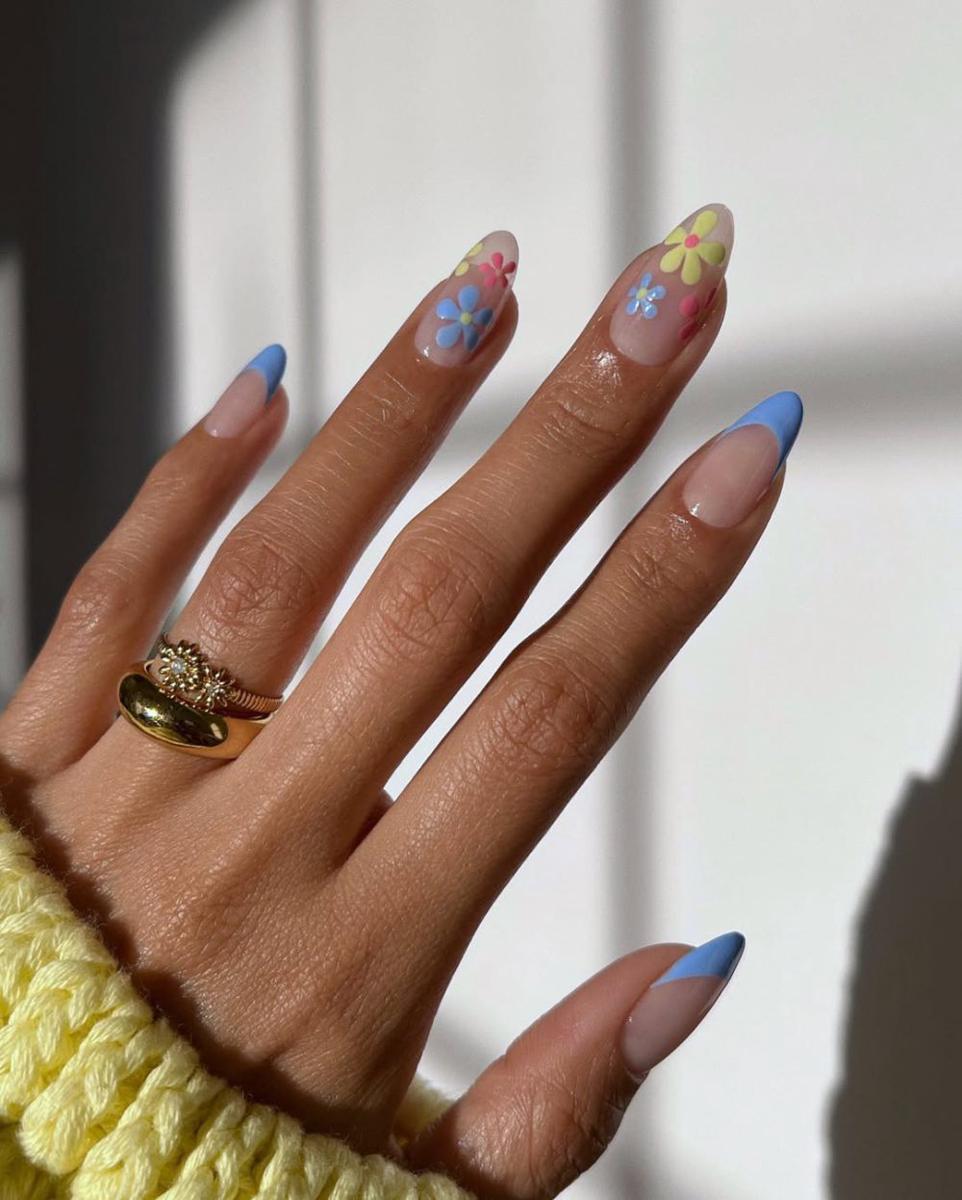 Nail art tema bunga (instagram.com/overglowedit)